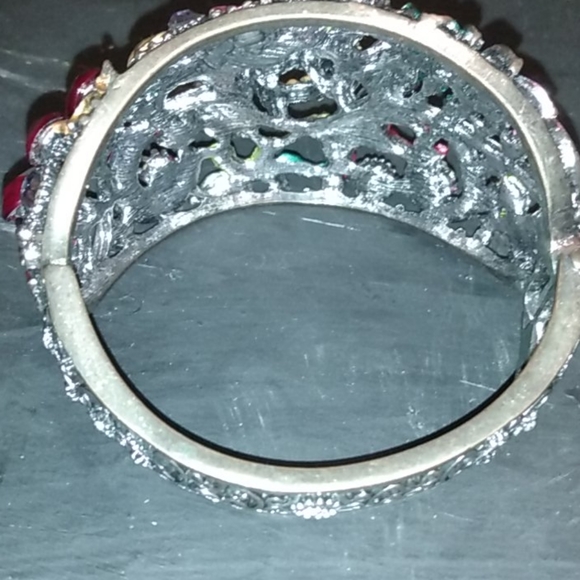 3/$20 - Flower gem bracelet - Picture 2 of 4